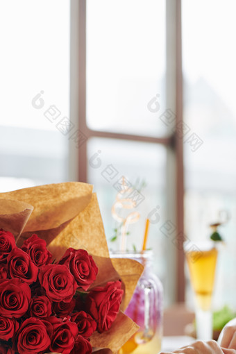 桌面上玫瑰花的特写镜头
