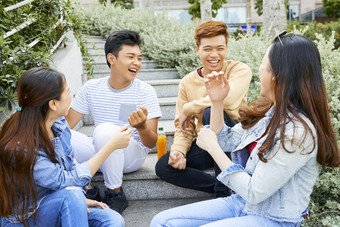 在楼梯上聊天的男女<strong>学生</strong>