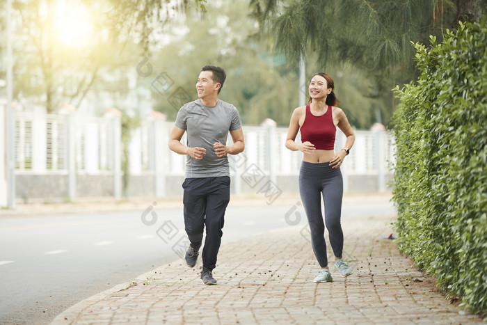 清晨跑步健身夫妻