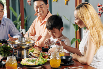 东南亚一家人用餐场景