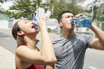 跑步喝水的夫妻摄影图