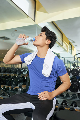 喝水的健身男人摄影图