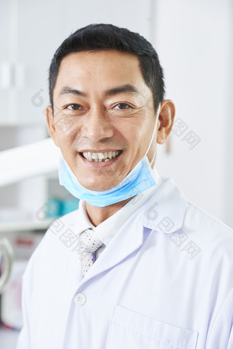 对着镜头微笑的牙科男医生
