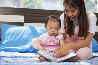和宝宝一起看书的妈妈
