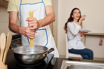 男人做饭女人品尝