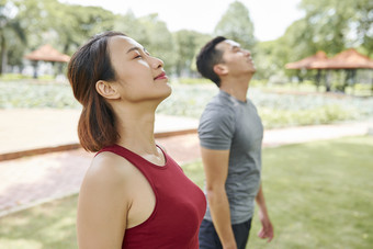 草地锻炼的<strong>夫妻</strong>摄影图