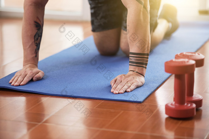 瑜伽垫上做运动的特写