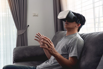 VR眼镜体验的男人