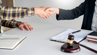 合作握手的律师摄影图