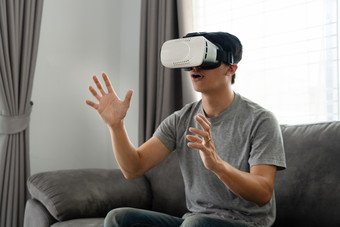 体验VR的男子摄影图