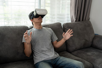 男人休闲的VR虚拟电子高<strong>科技智能</strong>设备眼罩