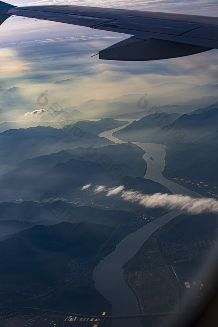 空中拍摄山川河流摄影图