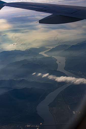 空中拍摄山川<strong>河流</strong>摄影图