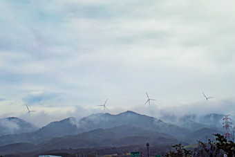 雨后朦胧<strong>雾气</strong>山体风力发电机摄影图