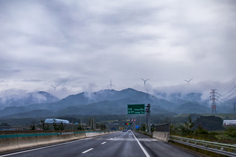 雨后雾气朦胧<strong>延伸</strong>公路摄影图