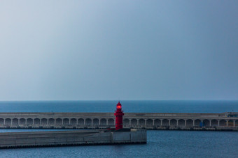 傍晚海边的红色灯塔
