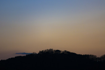 山峰落日余晖摄影图