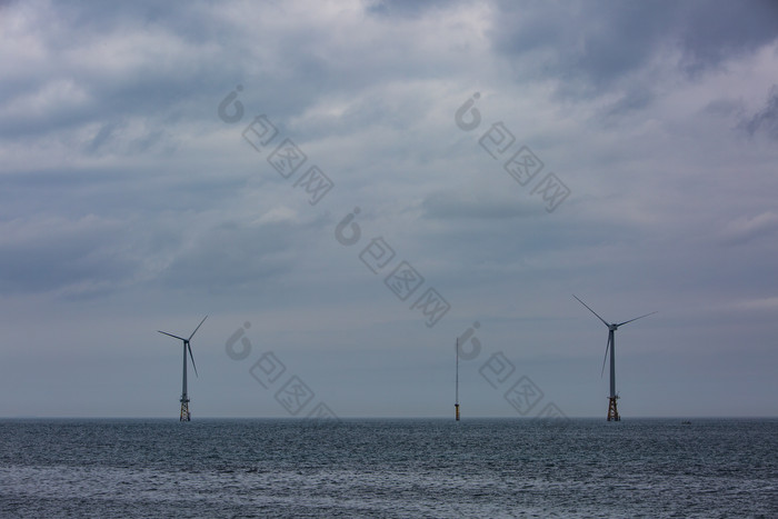风力发电机海面摄影图