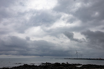 阴暗海上天气风力<strong>发电机</strong>摄影图