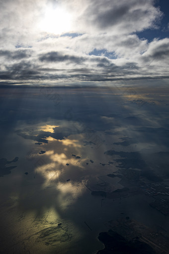 空中阳光穿越云层大地摄影图