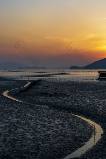 夕阳下的滩涂和s河道