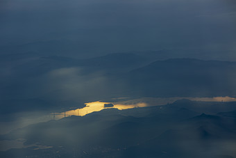 黄昏云端之下山川河流摄影图