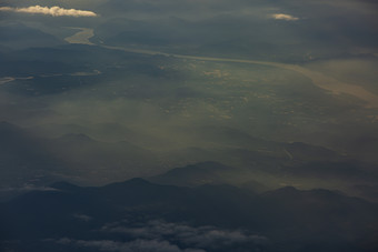 云端之下山川风景摄影图