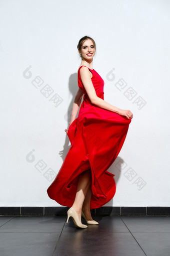 穿红裙子美丽女士