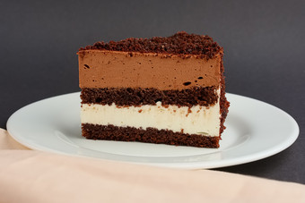 精致<strong>白色瓷盘</strong>的巧克力蛋糕