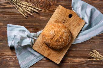 木桌子上的面包和麦穗