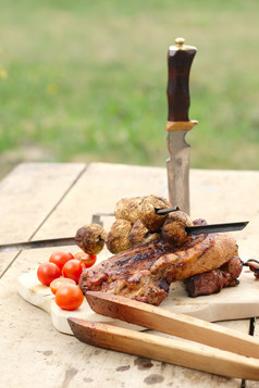 刀子和烤羊肉摄影图