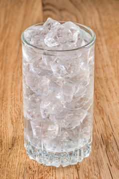 装满冰块的玻璃杯