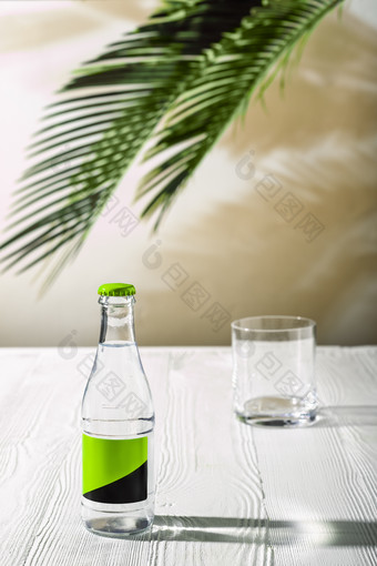 玻璃瓶和玻璃杯摄影图