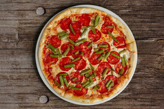 酸豆角香肠披萨摄影图