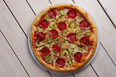 可口的香肠披萨摄影图