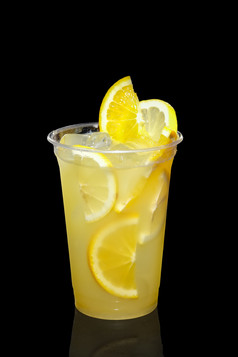 黄色冰镇柠檬水摄影图