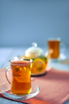 玻璃茶水茶杯摄影图