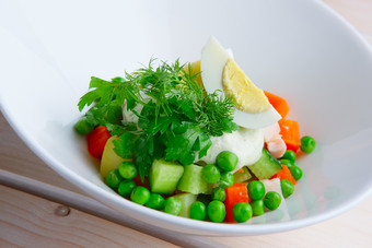 绿色蔬菜沙拉和<strong>水煮</strong>蛋