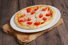 美味的西红柿披萨摄影图