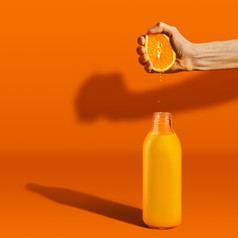 鲜榨的橙子汁液