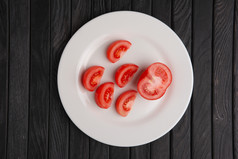 盘子里的西红柿摄影图