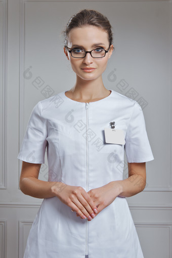 一位穿着白色衣服的医疗护士