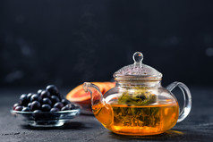 茶壶和蓝莓摄影图