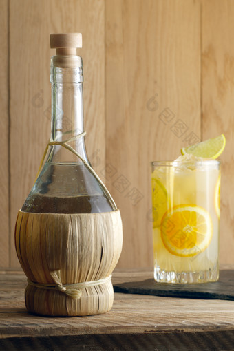 酒水和一杯橙汁摄影图