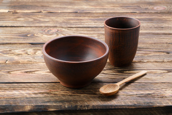 木桌上的木碗和勺子