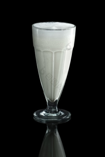 玻璃杯纯牛奶饮品