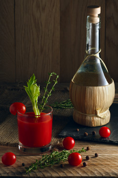 红色番茄汁饮品摄影图