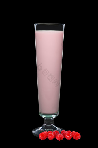 一杯粉色的奶昔摄影图