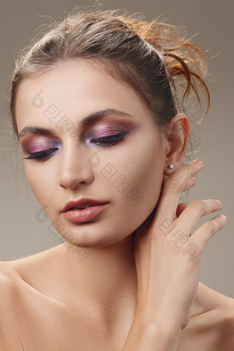 一个涂着紫色眼影的优雅美女
