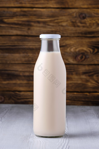 一瓶香浓的牛奶摄影图